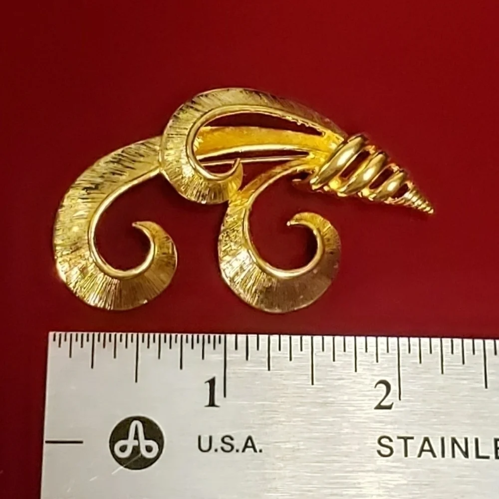 NAPIER Vintage Hallmark Lapel Pin Gold Lovely Professional